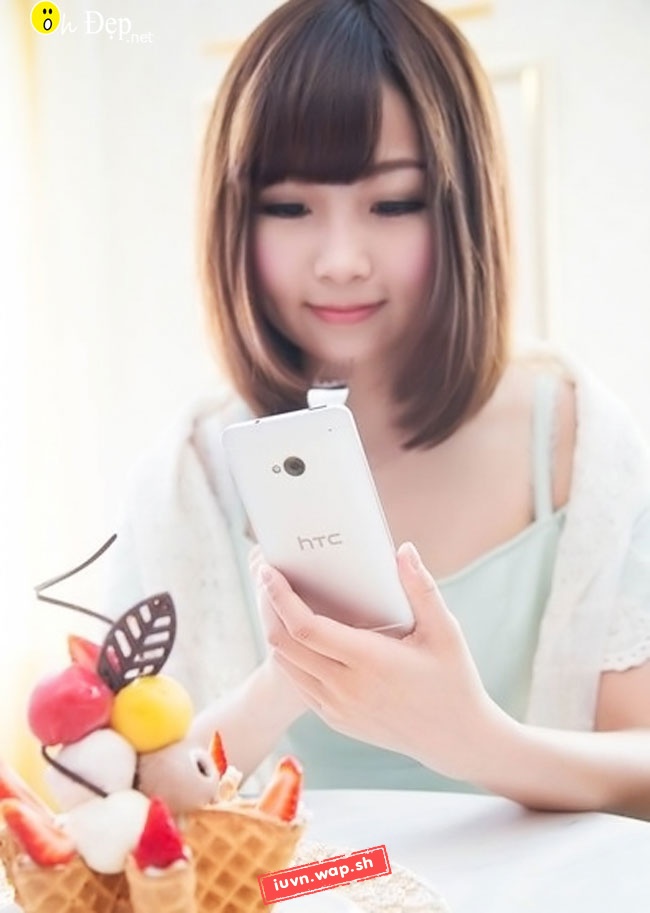 Girl xinh duyên dáng cùng smartphone HTC