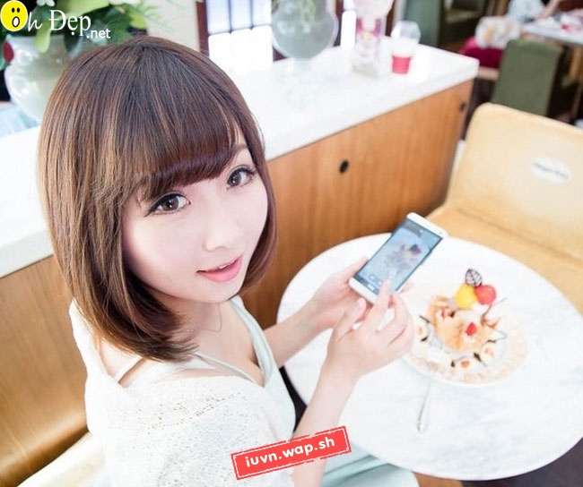 Girl xinh duyên dáng cùng smartphone HTC