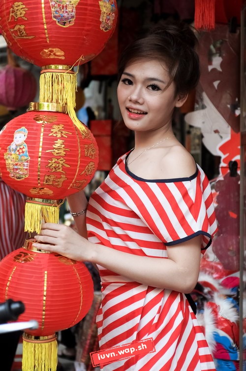 Hot girl Hà Nội dạo phố cổ đón trung thu..........