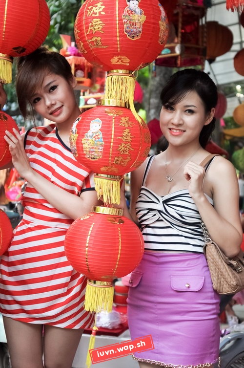 Hot girl Hà Nội dạo phố cổ đón trung thu..........