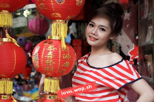 Hot girl Hà Nội dạo phố cổ đón trung thu..........