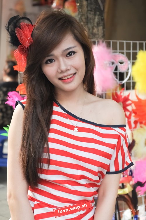 Hot girl Hà Nội dạo phố cổ đón trung thu..........