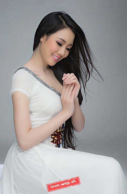 Vợ 9X của Quang Hải dịu dàng trong tà áo dài