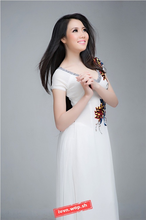 Vợ 9X của Quang Hải dịu dàng trong tà áo dài