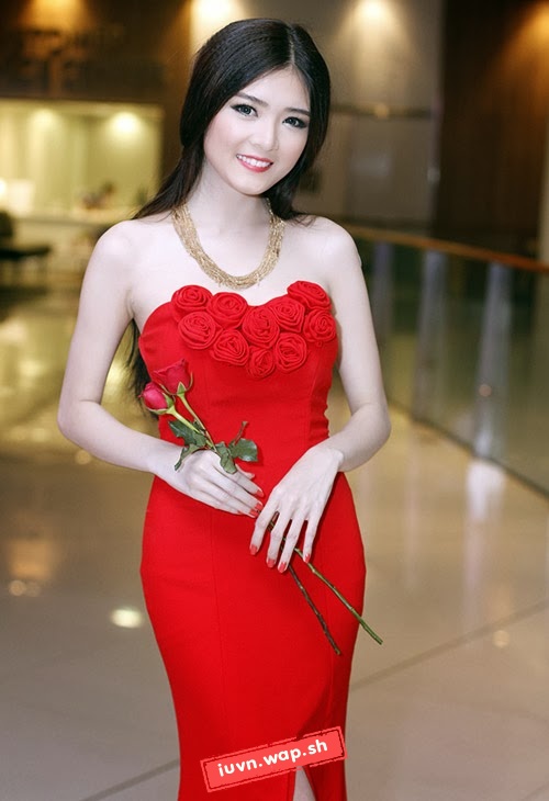 Gái xinh nuột nà trong váy đỏ dạ hội