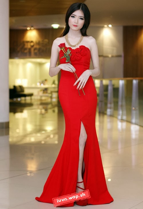 Gái xinh nuột nà trong váy đỏ dạ hội