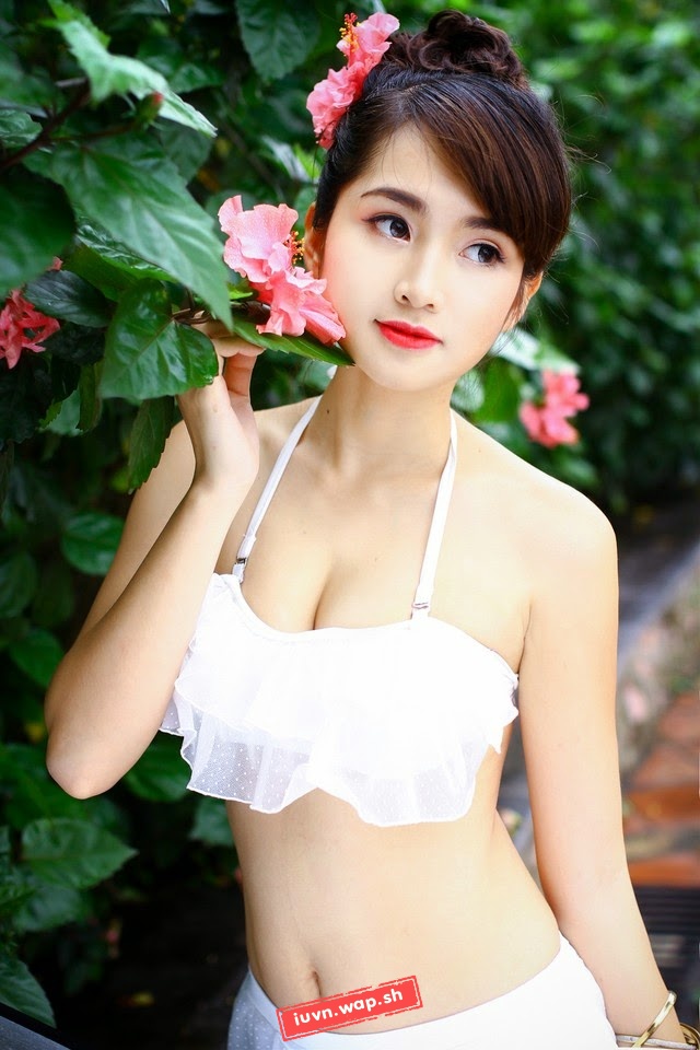 Girl xinh bikini nóng bỏng bên hồ bơi