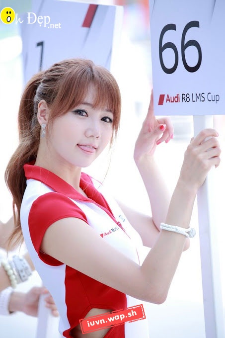 Girl xinh khoe dáng bên Audi R8