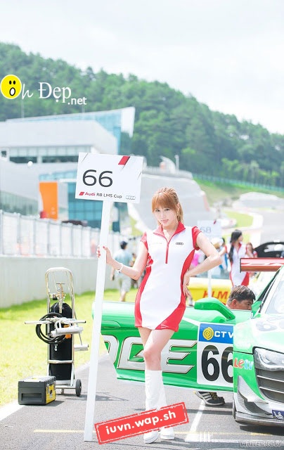 Girl xinh khoe dáng bên Audi R8