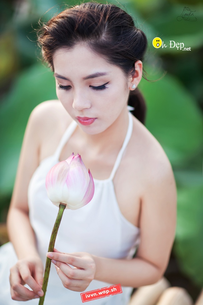 Girl xinh với áo yếm trắng tinh khôi gợi cảm