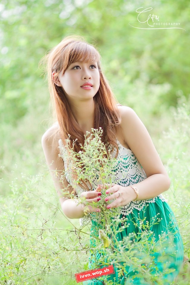Hot girl Cẩm Tú đẹp lãng mạn trong sắc màu hoa cỏ