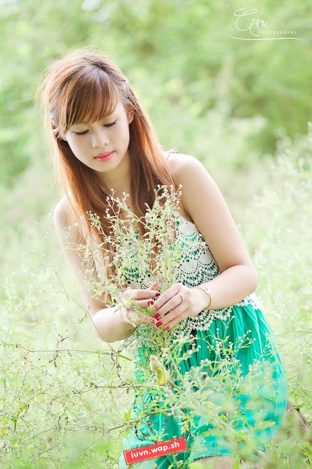 Hot girl Cẩm Tú đẹp lãng mạn trong sắc màu hoa cỏ