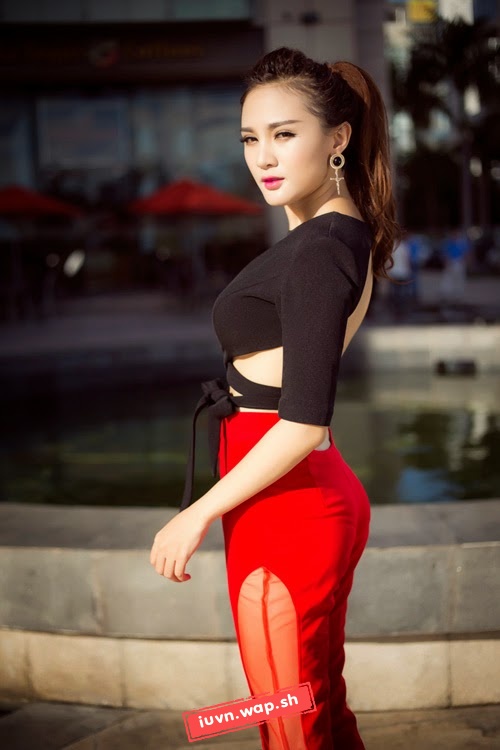 Hot girl Kelly ăn vận táo bạo trên phố mùa hè