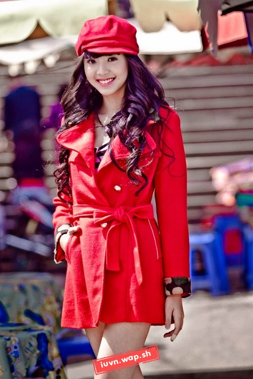 Hot girl xinh đẹp khoe sắc cùng váy đỏ