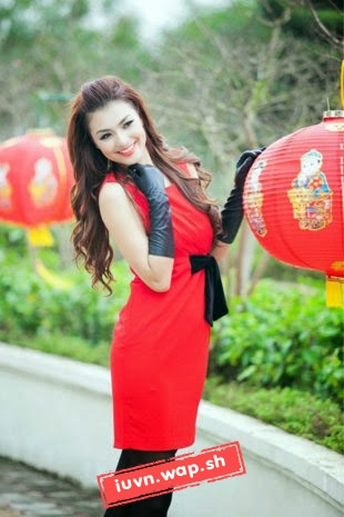 Hot girl xinh đẹp khoe sắc cùng váy đỏ