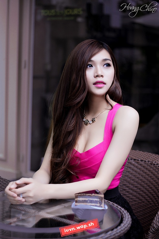 Khoe ngực chiêu câu view của các Hot girl Việt