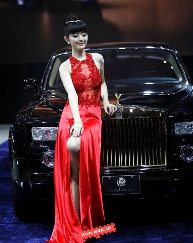 Mỹ nữ diện váy xuyên thấu bên Rolls-Royce Phantom