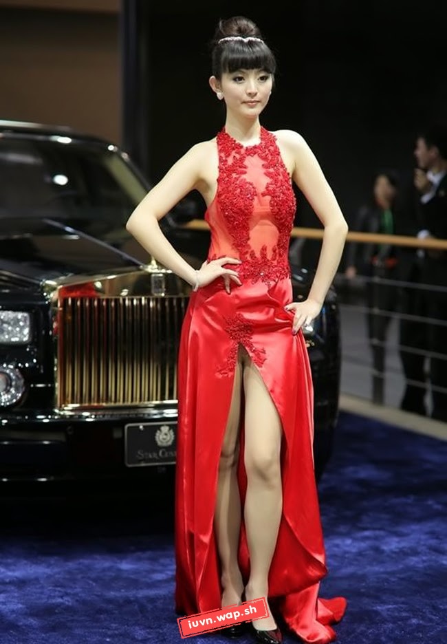 Mỹ nữ diện váy xuyên thấu bên Rolls-Royce Phantom