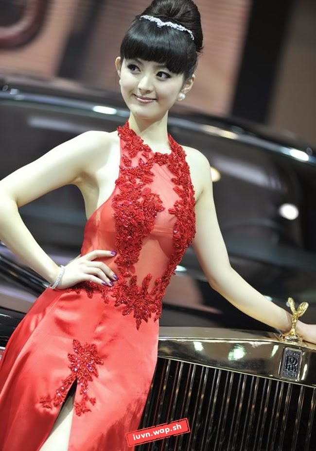 Mỹ nữ diện váy xuyên thấu bên Rolls-Royce Phantom