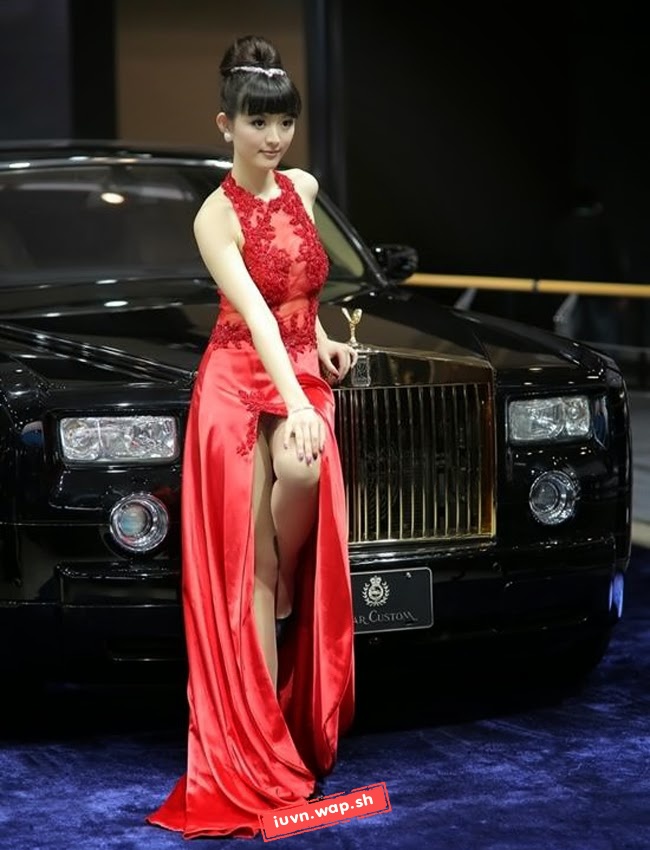 Mỹ nữ diện váy xuyên thấu bên Rolls-Royce Phantom