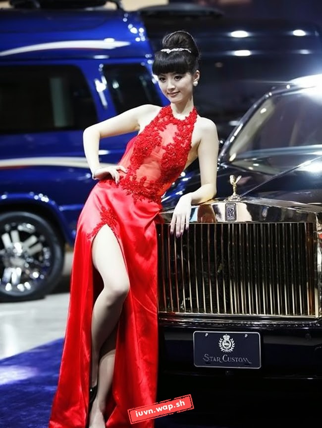 Mỹ nữ diện váy xuyên thấu bên Rolls-Royce Phantom