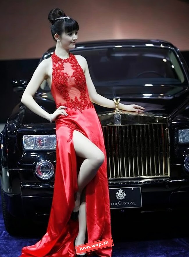 Mỹ nữ diện váy xuyên thấu bên Rolls-Royce Phantom