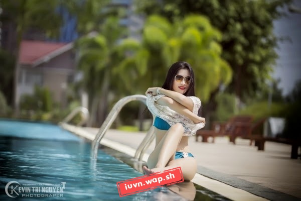 Ngắm người đẹp cùng bikini bên hồ bơi