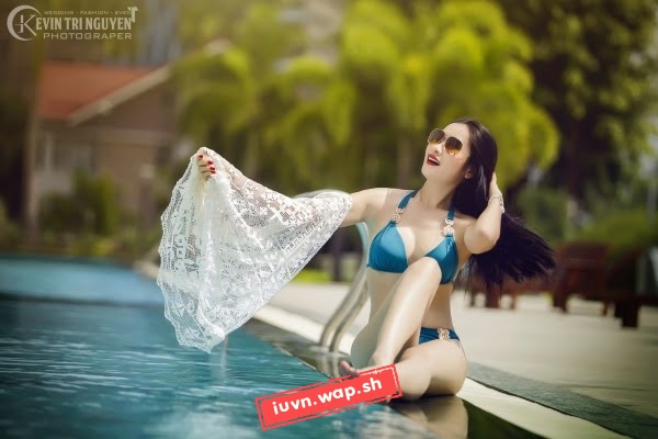 Ngắm người đẹp cùng bikini bên hồ bơi