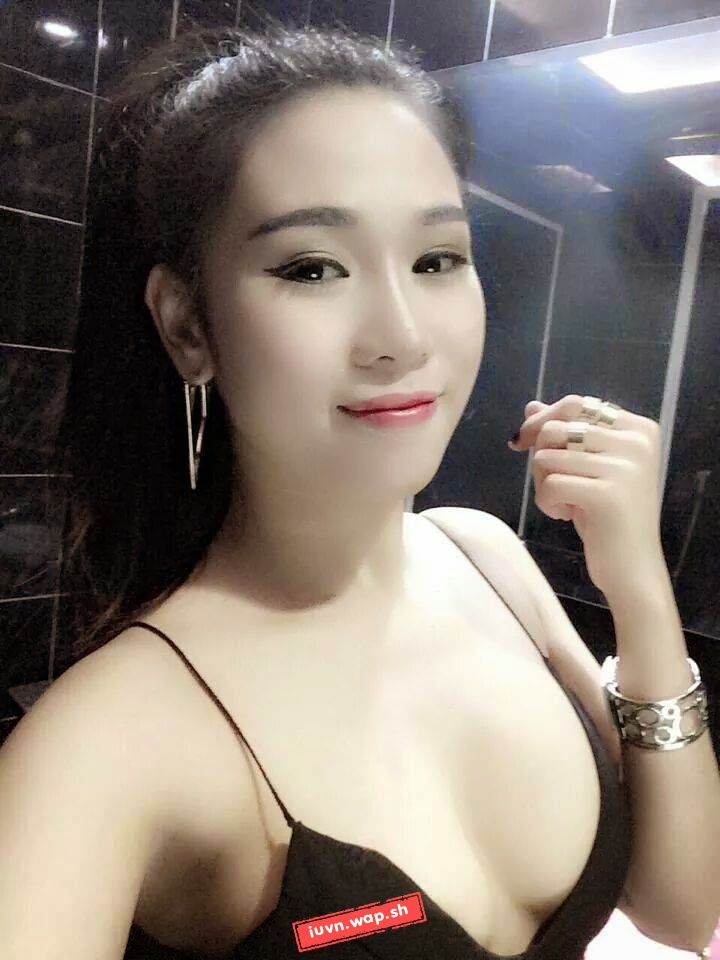 Ngắm vòng một trắng nõn nà của girl việt