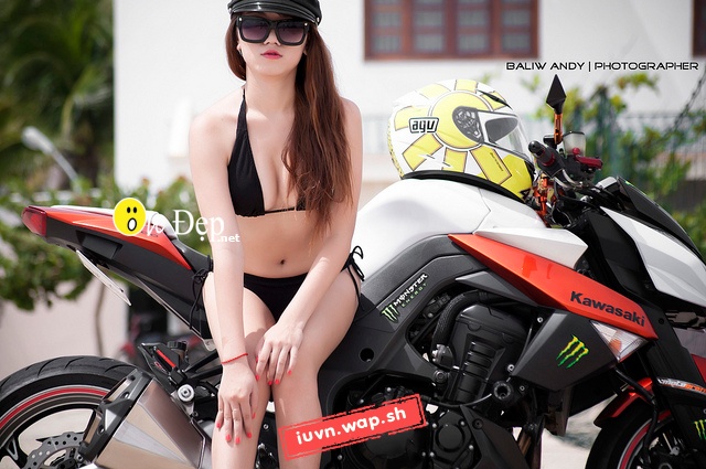 Người đẹp nóng bỏng đọ sắc cùng quái thú Kawasaki Z1000