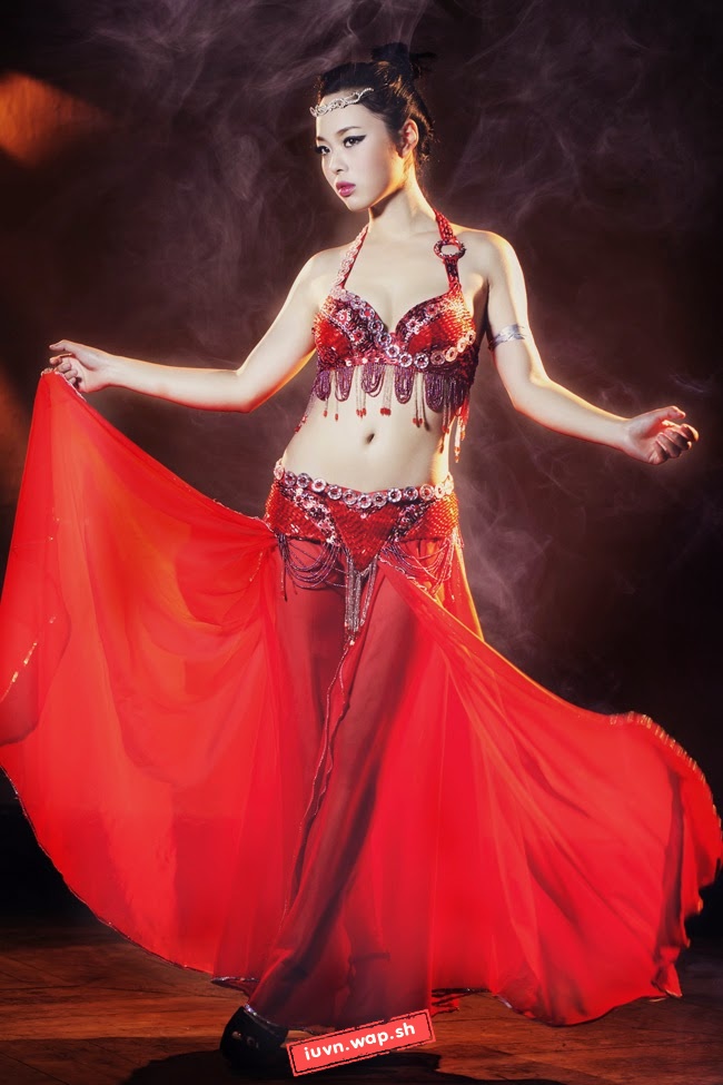 Thiếu nữ khoe eo thon múa belly dance