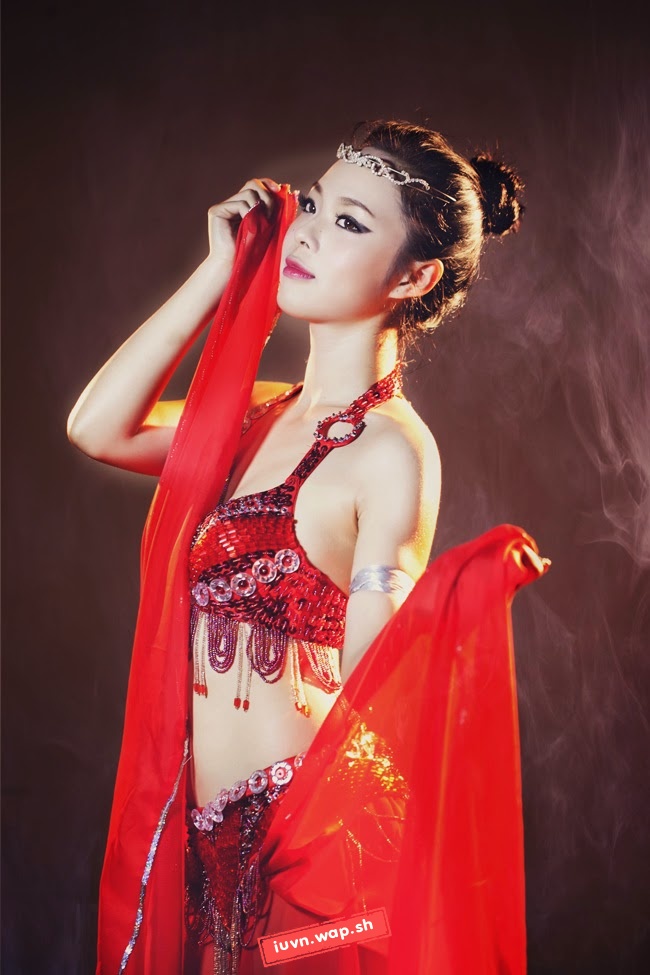 Thiếu nữ khoe eo thon múa belly dance