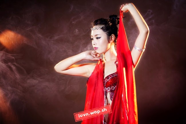 Thiếu nữ khoe eo thon múa belly dance