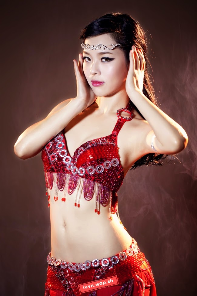 Thiếu nữ khoe eo thon múa belly dance