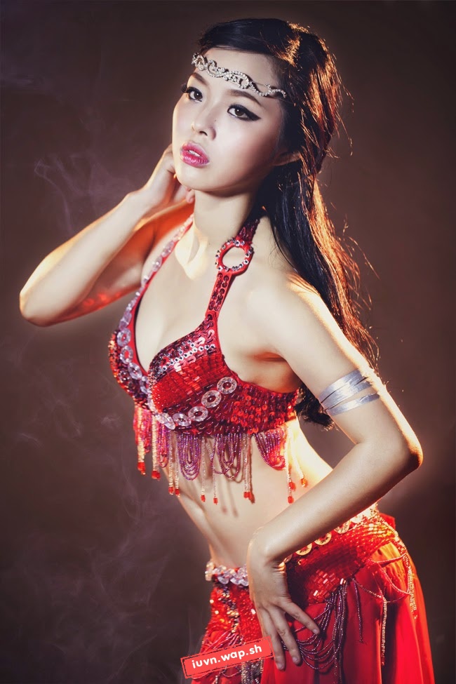 Thiếu nữ khoe eo thon múa belly dance