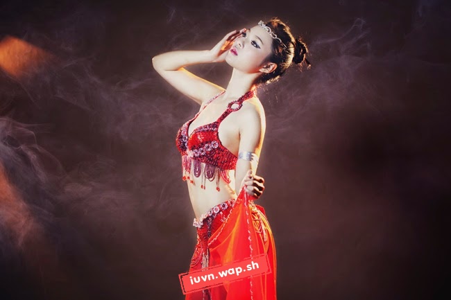 Thiếu nữ khoe eo thon múa belly dance