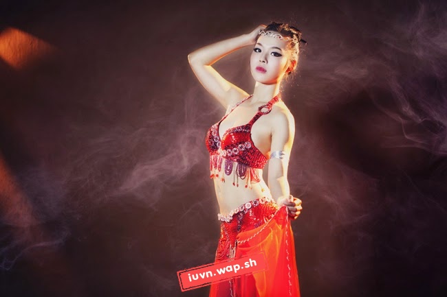 Thiếu nữ khoe eo thon múa belly dance