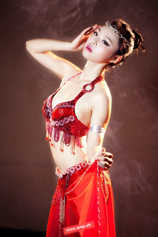 Thiếu nữ khoe eo thon múa belly dance