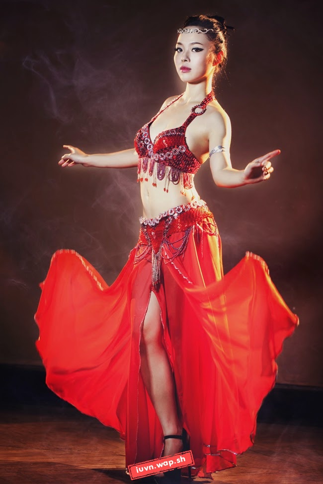 Thiếu nữ khoe eo thon múa belly dance