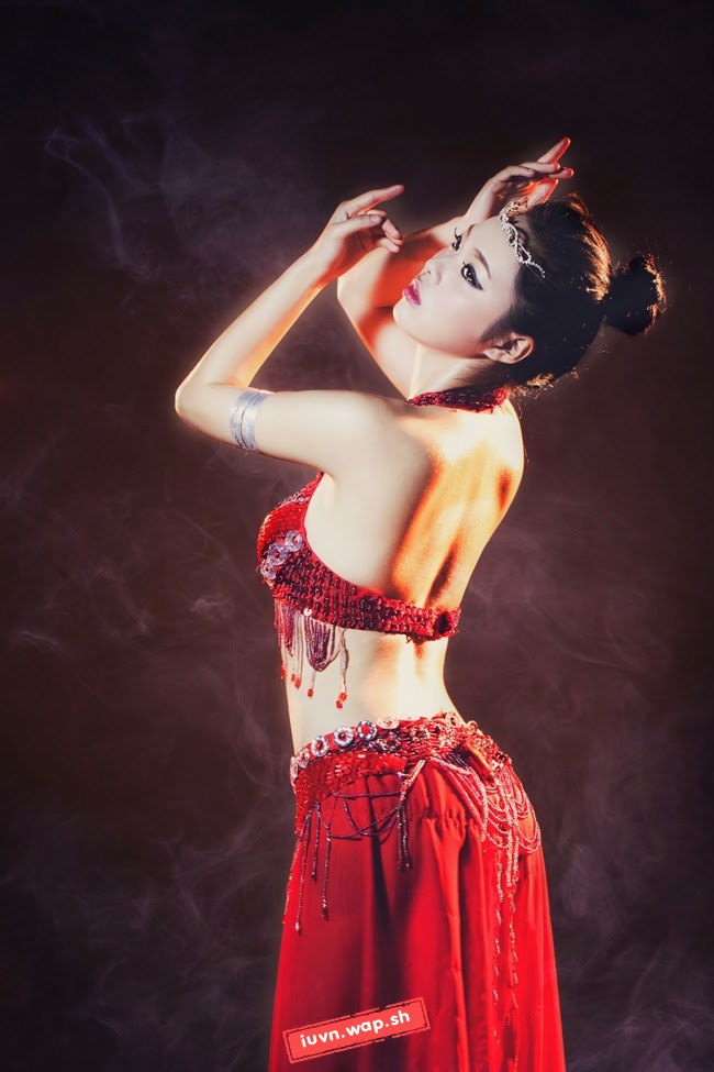 Thiếu nữ khoe eo thon múa belly dance