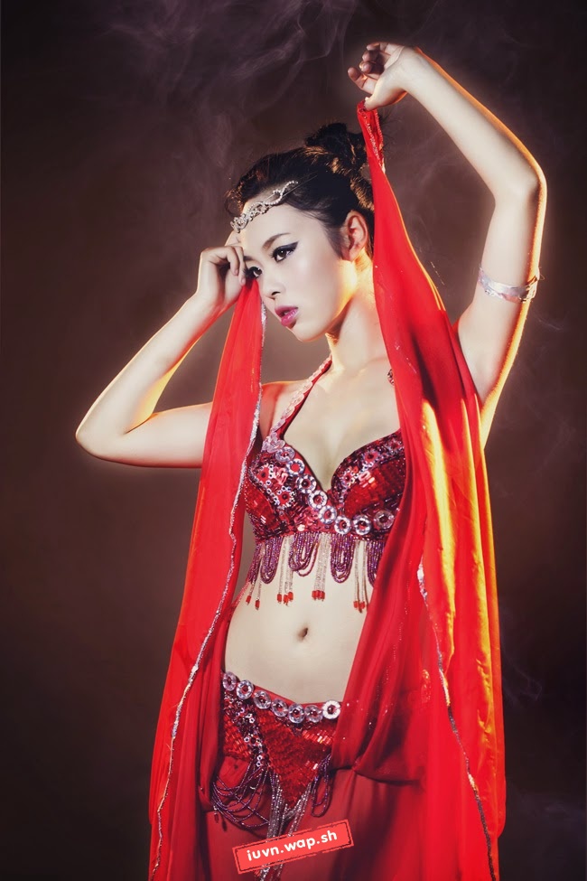 Thiếu nữ khoe eo thon múa belly dance