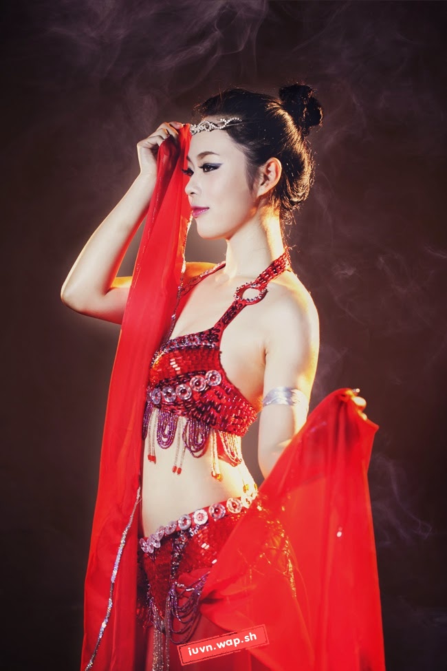 Thiếu nữ khoe eo thon múa belly dance