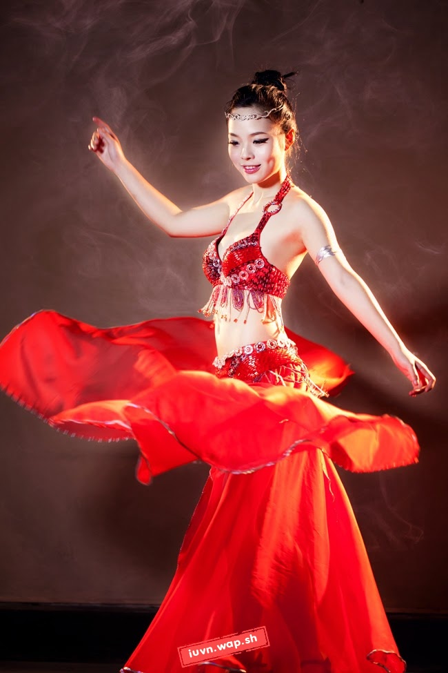 Thiếu nữ khoe eo thon múa belly dance