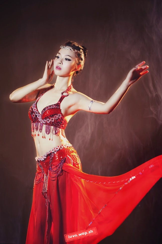 Thiếu nữ khoe eo thon múa belly dance