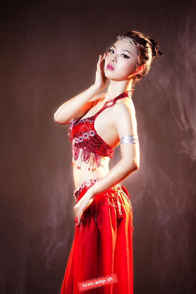 Thiếu nữ khoe eo thon múa belly dance