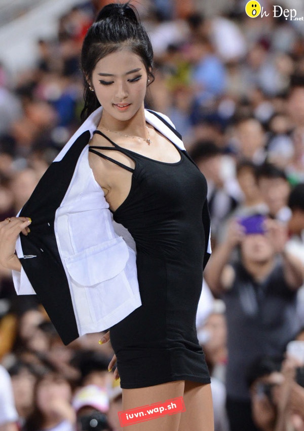 Vẻ đẹp 'hút hồn' của nữ sinh cổ động Hàn Quốc